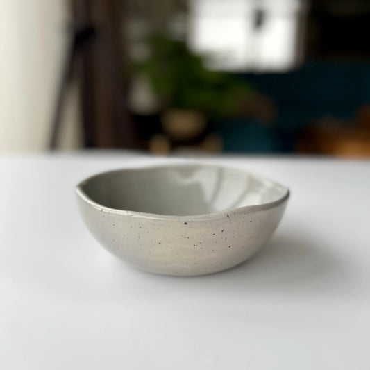 pilkas keramikinis dubuo